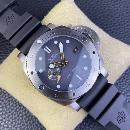 Replica Panerai Submersible Pam01323
